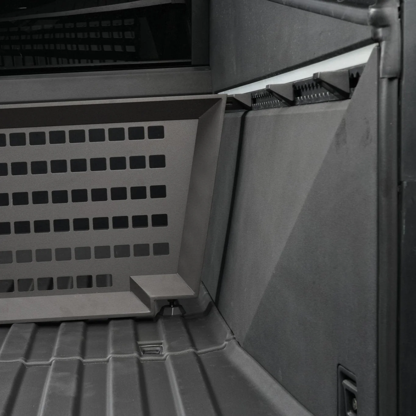 Adjustable Vault Cargo Divider Compatible with Bed Mat For Cybertruck - Image 6